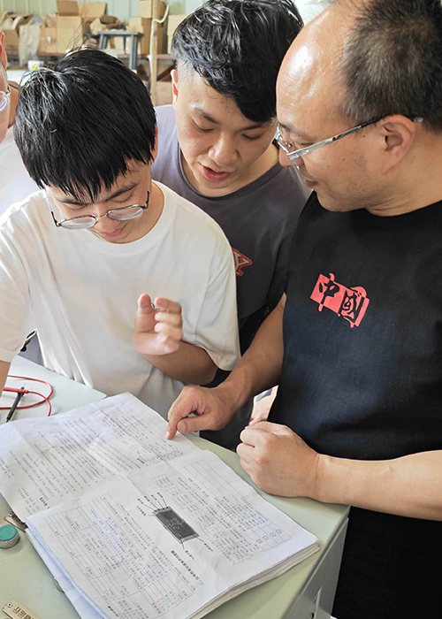 為某大學實驗室學生技術指導